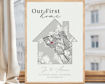 Pode incluir: Um mapa preto e branco de uma cidade com um coração vermelho marcando uma localização. O mapa tem a forma de uma casa e o texto "Our First Home" está no topo. O texto "Jo & Anna, 80 Woods Road, Liverpool, 16th November 2022" está na parte inferior.