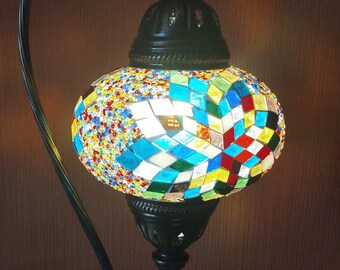 Schwanenhals-Mosaiklampe, 42 cm hoch, geschwungenes Design, versch. Farben