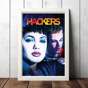 Könnte beinhalten: Ein Filmplakat für den Film "Hackers" mit einer Nahaufnahme von zwei Schauspielern, einer Frau mit dunklen Haaren und blauem Augen-Make-up und einem Mann mit kurzen braunen Haaren. Das Plakat hat einen blauen und violetten Hintergrund mit einem digitalen Muster.