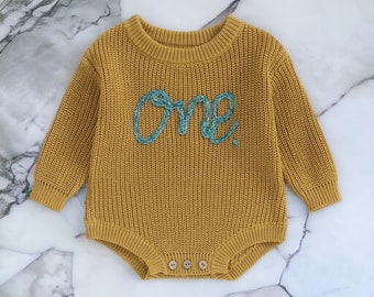 Pull bébé personnalisé brodé - pull personnalisé tricoté à la main nouveau-né pour la maison nom de bébé brodé à la main barboteuse pour tout-petits vêtements pour enfants