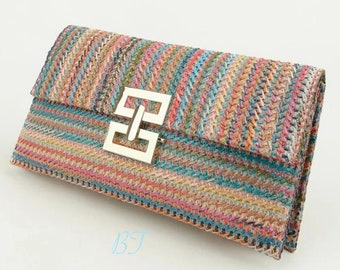 Splendide pochette intrecciate dorate e multicolori.