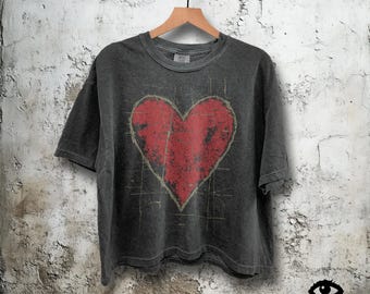 Grunge Distressed Heart Shirt - Large Graphic Cropped T-Shirt – Womens Comfort Colors Boxy Crop Tee in Pepper (Charcoal Gray Faded Black)