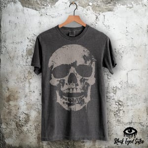 Skull Shirt - Large Graphic T-Shirt – Unisex Fit Mens Womans – Comfort Colors Tee in Pepper (Charcoal Gray Faded Black)