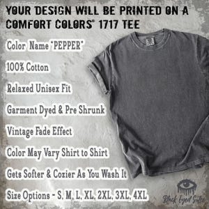 Op de afbeelding: Een grijs Comfort Colors 1717 t-shirt in de kleur "Pepper". De shirt is gemaakt van 100% katoen, heeft een relaxte unisex pasvorm en is geverfd en voorgekrompen. Het heeft een vintage fade-effect en is verkrijgbaar in de maten S, M, L, XL, 2XL, 3XL en 4XL.