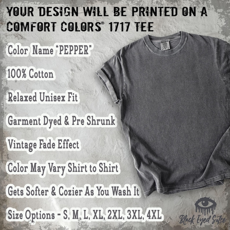 Op de afbeelding: Een grijs Comfort Colors 1717 t-shirt in de kleur "Pepper". De shirt is gemaakt van 100% katoen, heeft een relaxte unisex pasvorm en is geverfd en voorgekrompen. Het heeft een vintage fade-effect en is verkrijgbaar in de maten S, M, L, XL, 2XL, 3XL en 4XL.