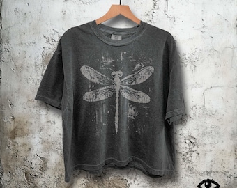 Camiseta corta de libélula: camiseta vintage con gráficos desgastados, camiseta grunge con insectos, regalo para amantes de la naturaleza. Camiseta corta de corte cuadrado para mujer, colores cómodos.