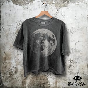 Full Moon T-Shirt – Boxy Cropped Comfort Colors Pepper Tee (Vintage Style Charcoal Gray) – Rustic Graphic, Womens T-Shirt