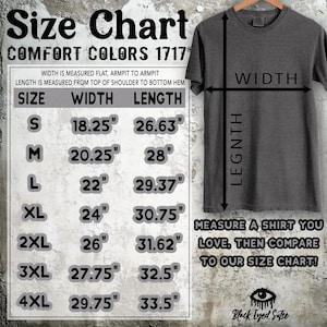 Op de afbeelding: Maattabel voor Comfort Colors 1717 shirts. De tabel bevat afmetingen voor breedte en lengte in inches voor maten S tot 4XL. De afbeelding toont ook een grijs t-shirt dat aan een houten hanger hangt. Tekst op de afbeelding zegt: "Meet een shirt dat je leuk vindt en vergelijk het dan met onze maattabel!"