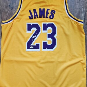 Camiseta personalizada de los Lakers firmada por LeBron James con certificado de autenticidad PSA.