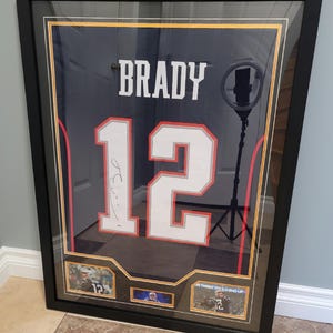 INDIVIDUELL gerahmtes Jersey mit COA von Tom Brady