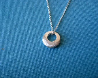 Halsband i sterlingsilver i satinfinish för vardagsbruk. Texturerad bubbla. 40 cm 45 cm