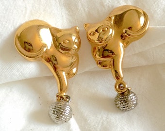 Vintage 1970s Gold Silver Tone Cat Kitten w/ Ball of Yarn Dangle Clip On Earrings - Cat Lover, Cat Lady, Knitting Kitsch Gift