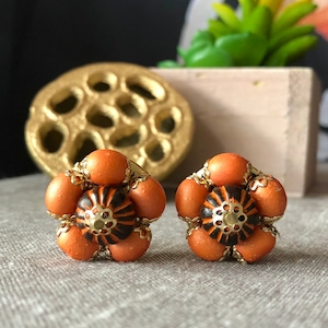 Vintage 50er Hong Kong Round Bead Cluster Button Orange Brown Peach Coral Gold Tone Clip on Ohrringe