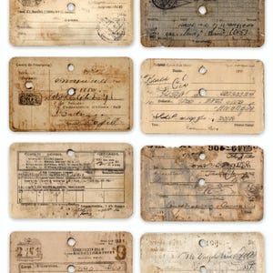 Könnte beinhalten: Eine Sammlung von acht rechteckigen Vintage-Karten mit abgerundeten Ecken. Die Karten weisen ein gealtertes, vergilbtes Aussehen auf. Jede Karte enthält handschriftlichen Text, Stempel und Perforationen, was auf historische Dokumente hindeutet.