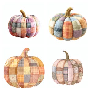 Op de afbeelding: Vier decoratieve pompoenen met patchwork stoffen ontwerpen in diverse kleuren, waaronder oranje, roze, blauw en bruin. Elke pompoen heeft een gestructureerde steel en een ronde, gesegmenteerde vorm met zichtbare stikpatronen op het oppervlak.