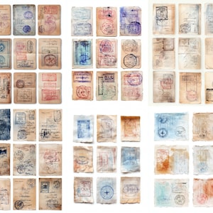 Puede incluir: Una colección de efímeras de papel de estilo vintage, con papel envejecido con varios sellos y marcas en tonos azules, rojos y marrones. Los papeles tienen un aspecto envejecido, lo que sugiere edad y uso, perfecto para proyectos de scrapbooking o manualidades.