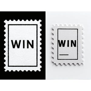 Könnte beinhalten: Zwei weiße Briefmarken mit dem Wort "WIN" in fetten schwarzen Buchstaben. Eine Marke vor schwarzem Hintergrund, die andere vor weißem. Beide haben ein rechteckiges Design mit schwarzem Rand und gezackten Kanten, wie Briefmarken.