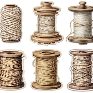 Puede incluir: Una colección de seis carretes de madera envueltos en hilo o cordel de varios tonos beige, crema y marrón. Cada carrete presenta un patrón de bobinado distinto, algunos muestran un cordón grueso y texturizado y otros un hilo más fino.