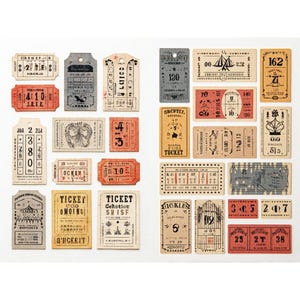 Puede incluir: Una colección de boletos y etiquetas de papel de estilo vintage en varias formas y tamaños. Los boletos presentan texturas de papel envejecido, con colores descoloridos como rojo, naranja y azul. Algunos incluyen texto y números impresos.