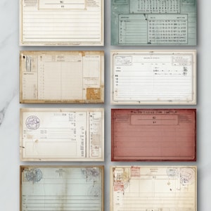 Op de afbeelding: Een verzameling van acht ansichtkaarten in vintage-stijl met verouderde papiertexturen. De ansichtkaarten hebben verschillende ontwerpen, waaronder gelijnde secties, stempels en handgeschreven tekst. Kleuren vari&euml;ren van cr&egrave;me en beige tot gedempt groen en rood.