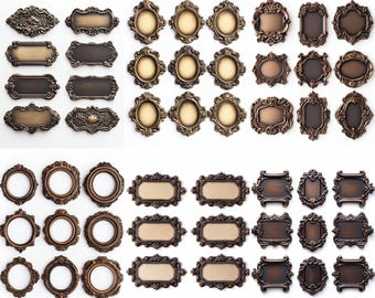 Könnte beinhalten: Eine Sammlung von kunstvollen Metallrahmen und -plaketten im antiken Stil in verschiedenen Formen und Größen. Die Rahmen sind oval, rechteckig und einzigartig geformt, mit aufwendigen geprägten Details und einer Bronzefinish. Die Plaketten sind rechteckig mit leeren Flächen.