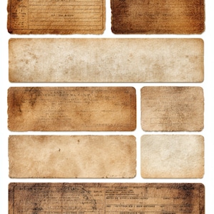 Può includere: Una collezione di effimeri di carta invecchiata in varie forme rettangolari. Le carte hanno un aspetto seppia invecchiato con trame visibili e testo sbiadito. Alcuni pezzi presentano testo stampato e bordi, suggerendo che si tratti di vecchi documenti o etichette.