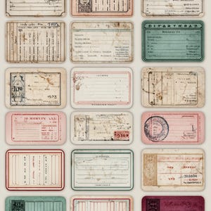 Może przedstawiać: Kolekcja prostokątnych kart w stylu vintage z zaokrąglonymi rogami. Karty mają postarzone tekstury papieru, odręczne notatki, stemple i wyblakły tusz w różnych kolorach, w tym różowym, zielonym i beżowym. Niektóre karty mają tekst, w tym liczbę "100".