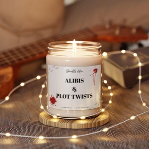 Alibi & Plot Twists Doftljus med soja, Mysig hemdoft, Present till bokälskare, Unikt ljus för författare, Avslappnande aromaterapi
