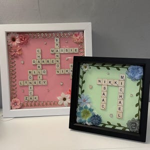 Marco de nombre con letras de Scrabble personalizado con flores, regalo personalizado, decoración familiar, marco de flores, recuerdo único, arte de pared, San Valentín, pareja