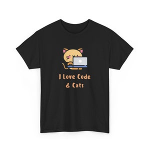 Op de afbeelding: Zwart T-shirt met een cartoonkat die een blauwe laptop gebruikt en de tekst "Ik hou van Code & Katten".