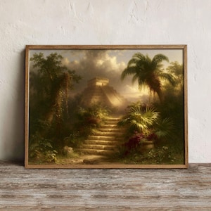 Pode incluir: Uma impressão de arte de parede emoldurada retratando uma estrutura de pirâmide de pedra no topo de uma escadaria larga cercada por folhagem tropical exuberante, palmeiras e vegetação densa da selva sob um céu nublado e dourado.