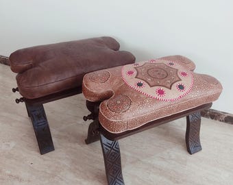 Sgabello marocchino artigianale a forma di sella di cammello - Pouf in vera pelle con base in legno di cedro intagliato - Arredamento boho rustico per la casa.
