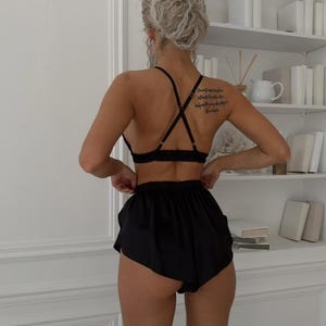 Lyxigt svart sidenpyjamaset - Sidensömnadsshorts och linne - Bekväma sovkläder för kvinnor bild 4