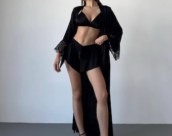 Lange Seidenrobe mit Spitze und Pyjama-Set - Elegante Lounge und Nachtwäsche - Perfektes Geburtstags- oder Weihnachtsgeschenk für Sie
