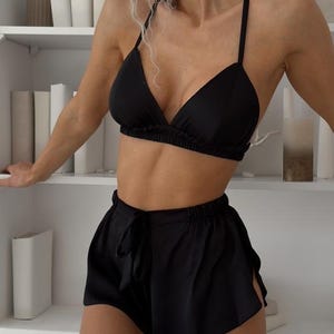 Lyxigt svart sidenpyjamaset - Sidensömnadsshorts och linne - Bekväma sovkläder för kvinnor bild 2