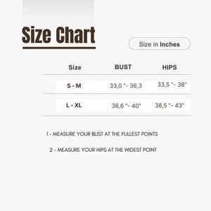 以下が含まれることがあります： 「Size Chart」というタイトルと「Size in Inches」というテキストのサイズチャート。 S-MとL-XLのサイズについて、バストとヒップの測定値をインチで示しています。 バストとヒップの測定方法に関する説明が記載されています。