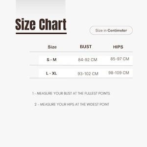 以下が含まれることがあります： 太字の濃い茶色のフォントで「Size Chart」というタイトルのサイズチャート。 S-MとL-XLのサイズについて、バストとヒップの測定値をセンチメートルで示しています。 説明書が含まれています。