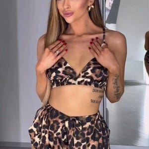 Lyxigt svart sidenpyjamaset - Sidensömnadsshorts och linne - Bekväma sovkläder för kvinnor Leopard print