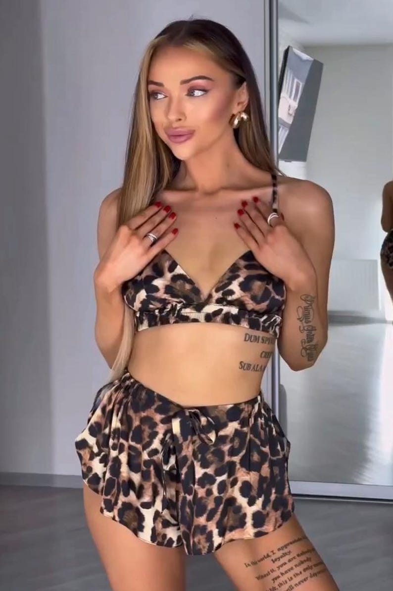 Lyxigt svart sidenpyjamaset - Sidensömnadsshorts och linne - Bekväma sovkläder för kvinnor Leopard print