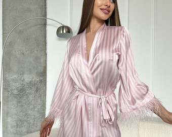 Brautjungfer Gestreifte Seidenrobe - Robe mit Federärmeln - Rosa Kurze Robe für Flitterwochen - Brautjungferngeschenke
