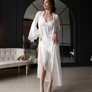 White Long Bride Robe and Peignoir Set - Bridesmaid Robes with Lace - Nightgown and Robe for Bride - Best Gift for Honeymoon