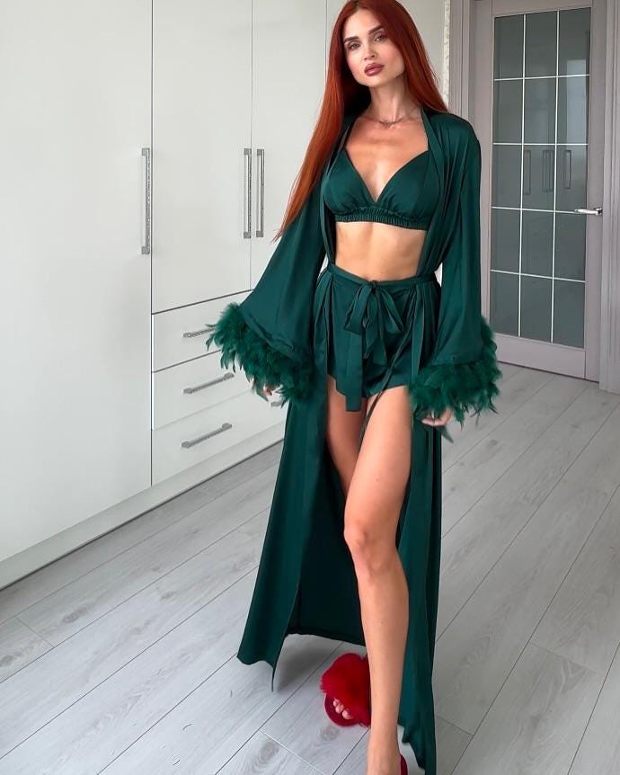 Smaragdgrüne Feder lange Robe und Pyjama Set - Brautparty Loungewear - Brautjungfer Seidenmäntel und PJS Set - Brautjungferngeschenk