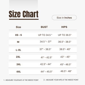 Op de afbeelding: Een maattabel met de titel "Size Chart" in donkerbruine tekst. De tabel bevat borst- en heupmaten in inches voor de maten XS-S t/m 4XL. Er worden instructies gegeven voor het meten van borst en heupen.