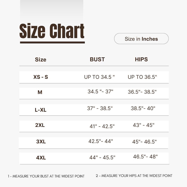 Op de afbeelding: Een maattabel met de titel "Size Chart" in donkerbruine tekst. De tabel bevat borst- en heupmaten in inches voor de maten XS-S t/m 4XL. Er worden instructies gegeven voor het meten van borst en heupen.