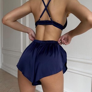 Lyxigt svart sidenpyjamaset - Sidensömnadsshorts och linne - Bekväma sovkläder för kvinnor bild 9
