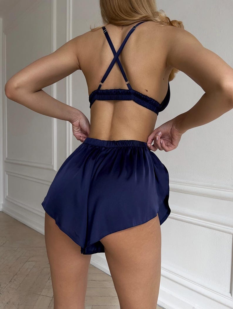 Lyxigt svart sidenpyjamaset - Sidensömnadsshorts och linne - Bekväma sovkläder för kvinnor bild 9