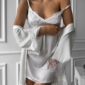 Elegant White Bridal Robe & Nightgown Set - Lace Bride Sleepwear - Perfect Honeymoon Gift