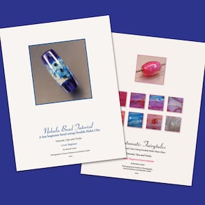 Peut inclure: Deux pages d'un livre de tutoriel de fabrication de perles en verre. La première page montre une perle en verre bleue et blanche avec un motif de nébuleuse. La deuxième page montre une perle en verre rose et une grille de petites perles de différentes couleurs. Le texte de la première page indique "Nebula Bead Tutorial" et "A fun beginner bead using Double Helix Clio". Le texte de la deuxième page indique "Automatic Fairytales" et "Internal Color Using Double Helix Silver Glass".