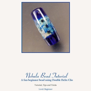 Puede incluir: Una cuenta de vidrio azul con remolinos blancos y azules. La cuenta es un proyecto divertido para principiantes que utiliza la técnica Double Helix Clio.  Tutorial de cuentas de nebulosa, consejos y trucos. Nivel: Principiante. Por Michele Coletti. Fotografía de Penny Dickinson y Michele Coletti. ©2016