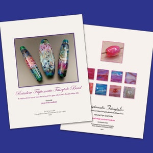 Könnte beinhalten: Nahaufnahme von zwei Seiten aus einem Glasperlen-Anleitungsbuch. Die erste Seite zeigt eine farbenfrohe Glasperle mit silbernen Akzenten. Die zweite Seite zeigt eine kleinere Perle mit einem rosa-weißen Farbschema. Der Text auf den Seiten lautet "Rainbow Triptomatie Fairytale Bead" und "Iptomatic Fairytales".